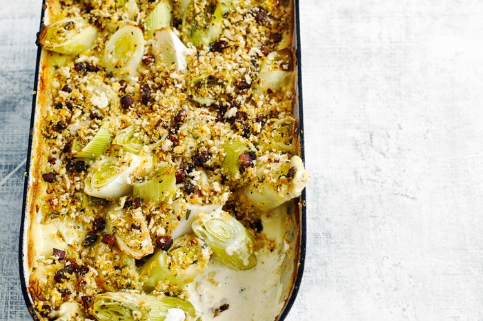 Leeks, blue cheese and bacon breadcrumbs in a large baking dish